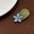 Fermaglio floreale per capelli con resina marmorizzata verde e fiore di strass blu - Fiore Blu Base Verde