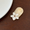 Dettaglio del fermaglio per capelli a fiore con trama marmorizzata e strass centrale - Fiore Bianco Base Beige
