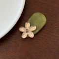 Dettaglio del fermaglio a fiore con petali rosa e cristallo ambra su base verde oliva - Fiore Caffè Base Verde