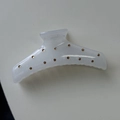 Dettaglio del fermaglio per capelli in resina traslucida con strass ambra e molla in metallo - Bianco