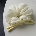 Elegante elastico scrunchie in organza crema con strati soffici e nastro decorativo - Giallo
