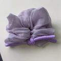 Dettaglio dell'elastico in organza viola con trama a pieghe e design con nodo imbottito - Viola
