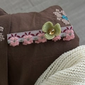 Dettaglio del ricamo a fiori rosa e del fiore in resina su una clip per capelli vintage - Fiore Verde