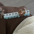 Dettaglio fermaglio per capelli vintage con nappe blu e un fiore in resina con gemma - Fiore Caffè