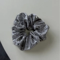 Detail eines luxuriösen silbernen Samt-Scrunchies mit handgesetzten Strasssteinen - Graues Haargummi