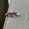 Détail d'une pince à cheveux en acétate marbré rose et vert avec base en métal doré - Rose Violet