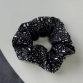 Luxuriöses schwarzes Samt-Haargummi mit schimmernden Strasssteinen im klassischen Vintage-Stil - Schwarzes Haargummi
