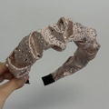 Détail d'un chouchou en velours avec des strass étincelants et un tissu plissé élégant - Serre-tête Or Champagne