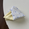 Dettaglio del motivo a cuore blu e strisce sul tessuto di cotone dell'elastico - Pinza Cuore Blu