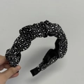 Détail d'un chouchou en velours noir avec des strass étincelants et finitions en cristal - Serre-tête Noir