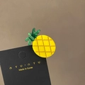Detailansicht der gelben Ananas-Haarklammer mit feiner goldener Gitterstruktur - Ananas