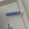 Nahaufnahme der blauen Karo-Haarklammer aus Stoff mit glänzendem Herz-Zirkon-Detail - Blaues Rechteck