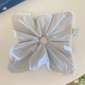Chouchou géant bleu clair avec bordure en dentelle et étiquette fait main pour femme - Style Foulard