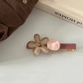 Dettaglio del fermaglio vintage con strass marrone e perla rosa su base opaca rosa - Fiore Marrone Chiaro Base Rosa Viola