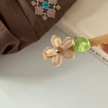 Dettaglio di un fermaglio per capelli vintage con fiore beige, perla verde e cristallo - Fiore Marrone Chiaro Base Marrone Chiaro