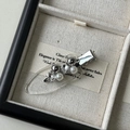 Dettaglio di elegante fermaglio per capelli con perle bianche e strass brillanti - Stile B (Decorazione Perle e Strass)