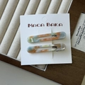 Detailaufnahme von Vintage-Haarspangen aus Acetat mit Marmortextur im Display - Bunt