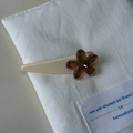 Detailansicht einer cremefarbenen Haarspange mit einer braunen, transparenten Blume - Cremeweiß