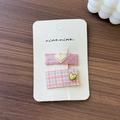 Dettaglio del set di fermagli per capelli con nastro a cuore ricamato rosa e a quadretti - Heart Pink Style / Rosa