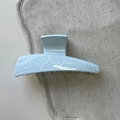 Detail einer hellblauen Haarklammer mit weißen Nähten und Herzschlag-Motiv - Blau