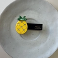Vista dettagliata del fermaglio per capelli a forma di ananas giallo con strass lucidi - Ananas