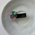 Dettaglio del fermaglio per capelli a uva fatto a mano con perline viola e oro - Uva