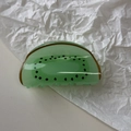 Detailansicht der lichtdurchlässigen Kiwi-Haarklammer mit grünem Frucht-Design - Kiwi