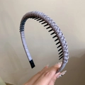 Dettaglio di un cerchietto intrecciato viola con dentini antiscivolo per una tenuta sicura - Grigio