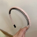 Dettaglio del cerchietto in raso rosa con pettine interno antiscivolo e trama intrecciata - Cachi