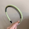 Dettaglio del cerchietto intrecciato verde chiaro con dentini antiscivolo e raso - Verde