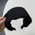 Klassischer schwarzer breiter Satin-Haarreif mit hoher Krone und Polsterung - Schwarz