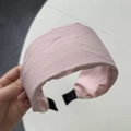 Eleganter rosa Satin-Haarreif in breitem Design für einen stilvollen Look - Rosa