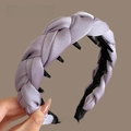 Détail d'un serre-tête tressé violet avec peigne intérieur en plastique noir antidérapant - Violet