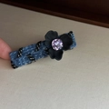 Fermaglio in denim con fiore nero in resina e cristallo viola centrale elegante - Stile Fiore Nero