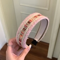 Nahaufnahme des böhmischen Flechtstirnbandes mit bunten Streifen und Antirutschfutter - Rosa