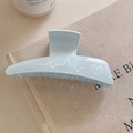 Molla per capelli blu chiaro con motivo a cuore e cuciture bianche su lino beige - Blu