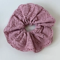 Dettaglio dell'elastico per capelli in cotone rosa antico con ricamo e bordo a onde - Rosa Chiaro