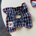 Retro marineblau kariertes XXL Scrunchie mit roter Paspelierung und Cartoon-Hund-Label - Kariertes Halstuch Stil