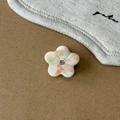 Detailaufnahme von kleiner Blumen-Haarklammer mit Strass und buntem Acetat-Muster - Grün Rosa