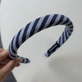Vue détaillée du serre-tête en tissu rayé bleu et blanc avec étiquette faite main - Serre-tête Étroit / Bleu