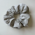 Scrunchie grigio chiaro minimalista con trama verticale ed etichetta del marchio su beige - Grigio-Verde