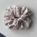 Chiffon haarelastiek met vintage bloemenpatroon voor elastische paardenstaarten - Beige