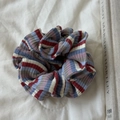 Vue détaillée d'un chouchou en maille rayée avec des motifs doux rouge bleu et blanc - Rouge Bleu Blanc / Grand