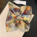 Französischer Haargummi mit Ölgemälde-Blumenmuster auf einem Leinenbuch-Hintergrund - Quadratisches Tuch Scrunchie