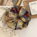 Detailansicht eines Stoff-Haargummis im Ölgemälde-Stil mit französischen Retro-Farben - Scrunchie