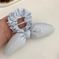 Dettaglio dell'elastico per capelli in tessuto celeste con orecchie di coniglio e cotone - Blu