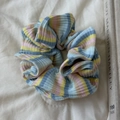 Détail d'un chouchou rayé en maille côtelée colorée aux tons doux rose jaune et bleu - Jaune/Bleu/Rose / Grand