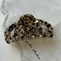 Detailed view of the tortoiseshell patterns and polished finish on the hair claw clip - Leopard Print