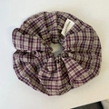 Retro roodbruine geruite haarelastiek voor dames met Made in Korea label en stofplooien - Koffie Paars Geruit