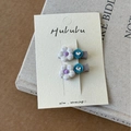 Détail de barrettes à fleurs colorées avec strass en cœur et revêtement en tissu doux - Bleu Et Violet